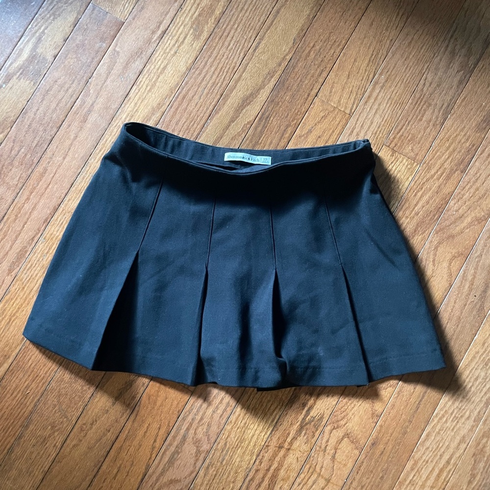 Abercrombie & Fitch pleated mid rise skort